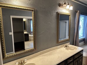 Toilet paper - 5 bedrooms amazing heated pool and spa (Plano)