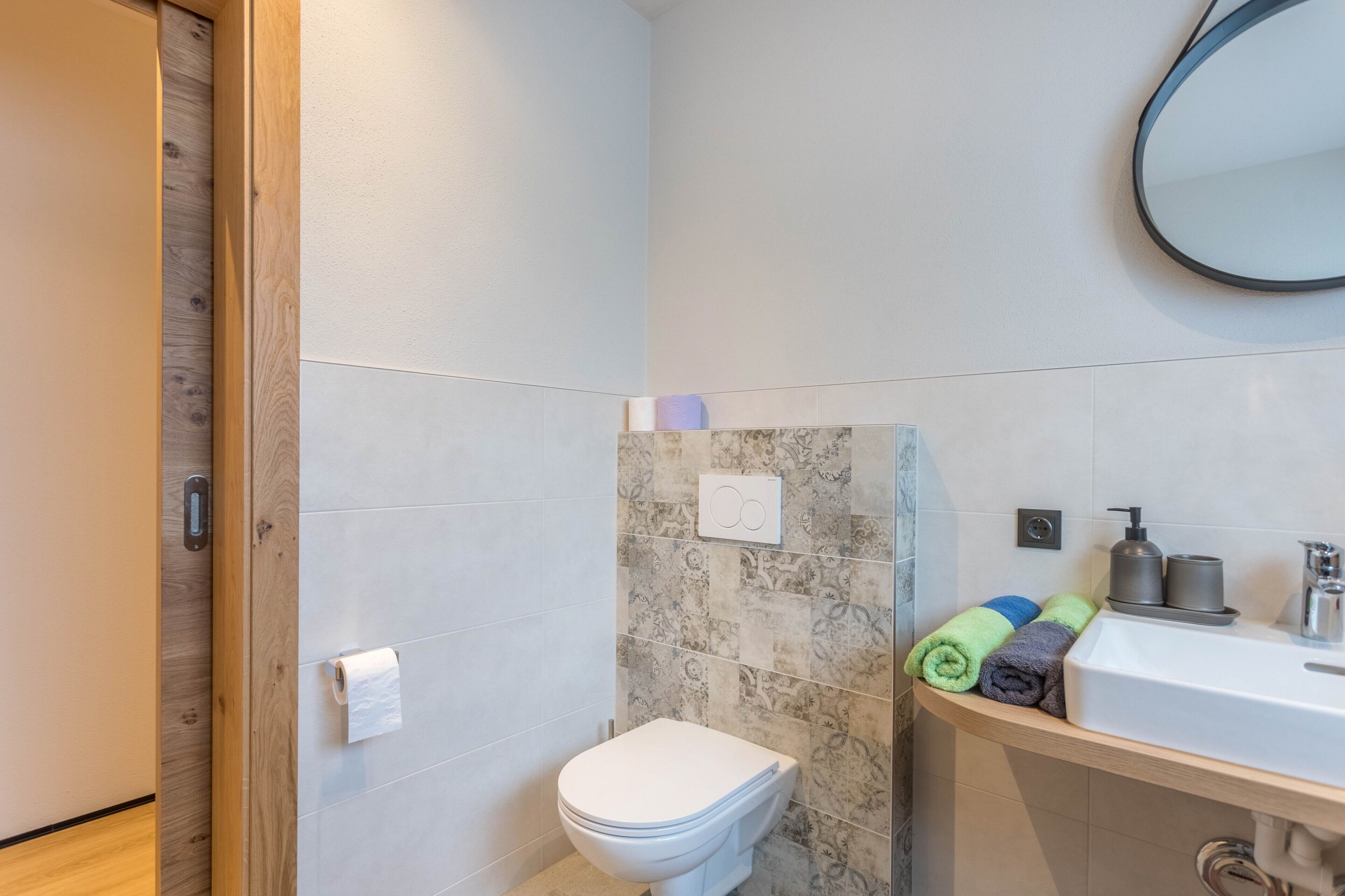 Un baño con inodoro, ducha y lavamanos.