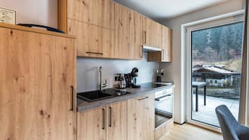 Fridge, oven, stovetop, dishwasher