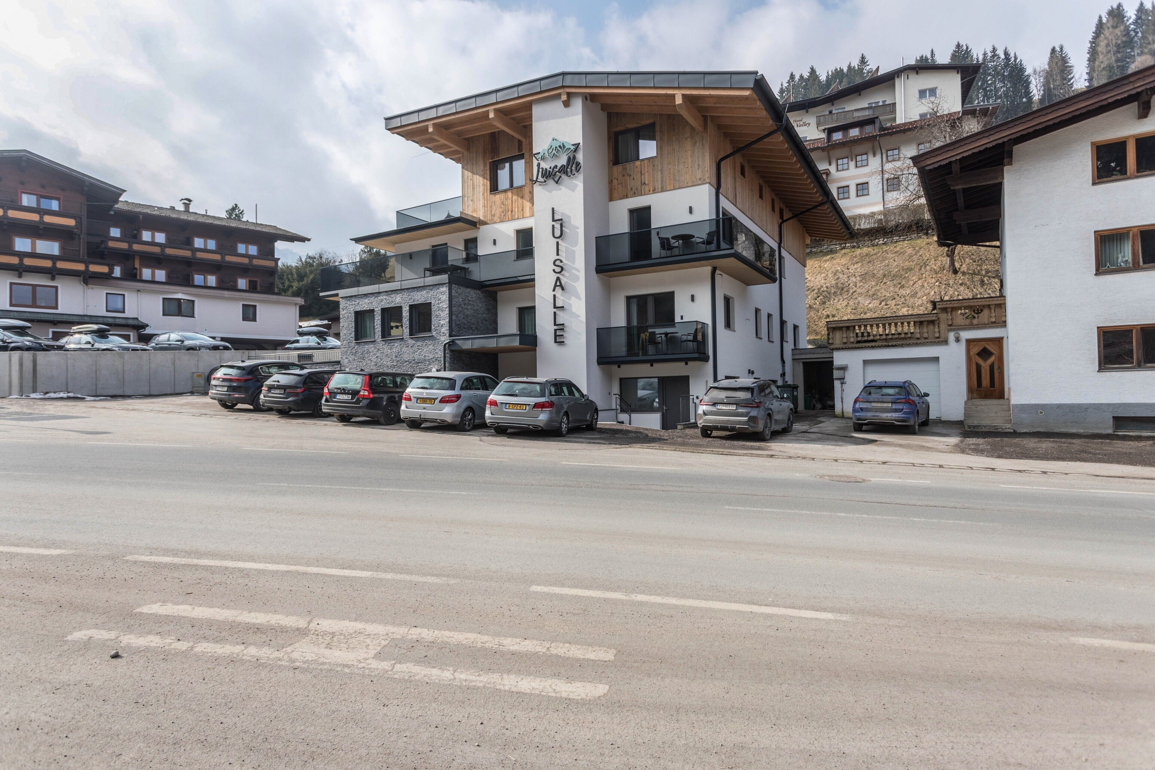 A multi-story building with a sign reading 'Luisalle.'