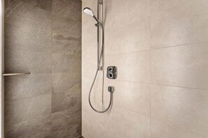 Dusche, kostenlose Toilettenartikel, Haartrockner, Handtücher