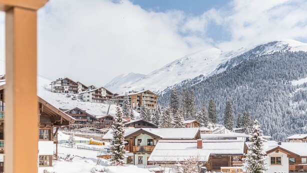 A snow-covered mountain village with wooden buildings and a view of the mountains. - Apartment 'Luisalle Top 6' with Mountain View, Balcony and Wi-Fi (Auffach)