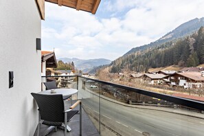 Outdoor dining - Apartment 'Luisalle Top 6' with Mountain View, Balcony and Wi-Fi (Auffach)