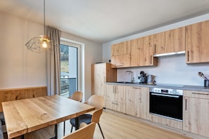 Frigorifero, forno, piano cottura, lavastoviglie