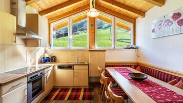 Wasserkocher mit Kaffee-/Teezubehör, Kühlschrank, Ofen, Herdplatte