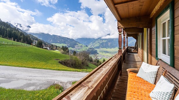 A wooden balcony with a view of a green valley and mountains. - Apartment 'Unterlehenhof N' with Mountain View, Balcony and Wi-Fi (Zell am Ziller)