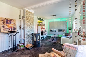 Televisión, chimenea, reproductor de DVD y servicios de streaming 