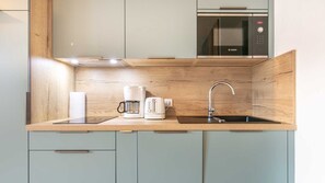 Réfrigérateur, micro-ondes, lave-vaisselle, cafetière/bouilloire
