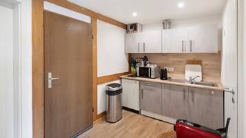 KĂŒhlschrank, Mikrowelle, Ofen, Herdplatte