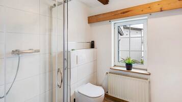 Dusche, kostenlose Toilettenartikel, Haartrockner, HandtĂŒcher