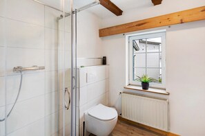 Douche, articles de toilette gratuits, sèche-cheveux