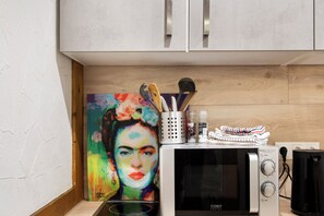 Réfrigérateur, micro-ondes, four, plaque de cuisson