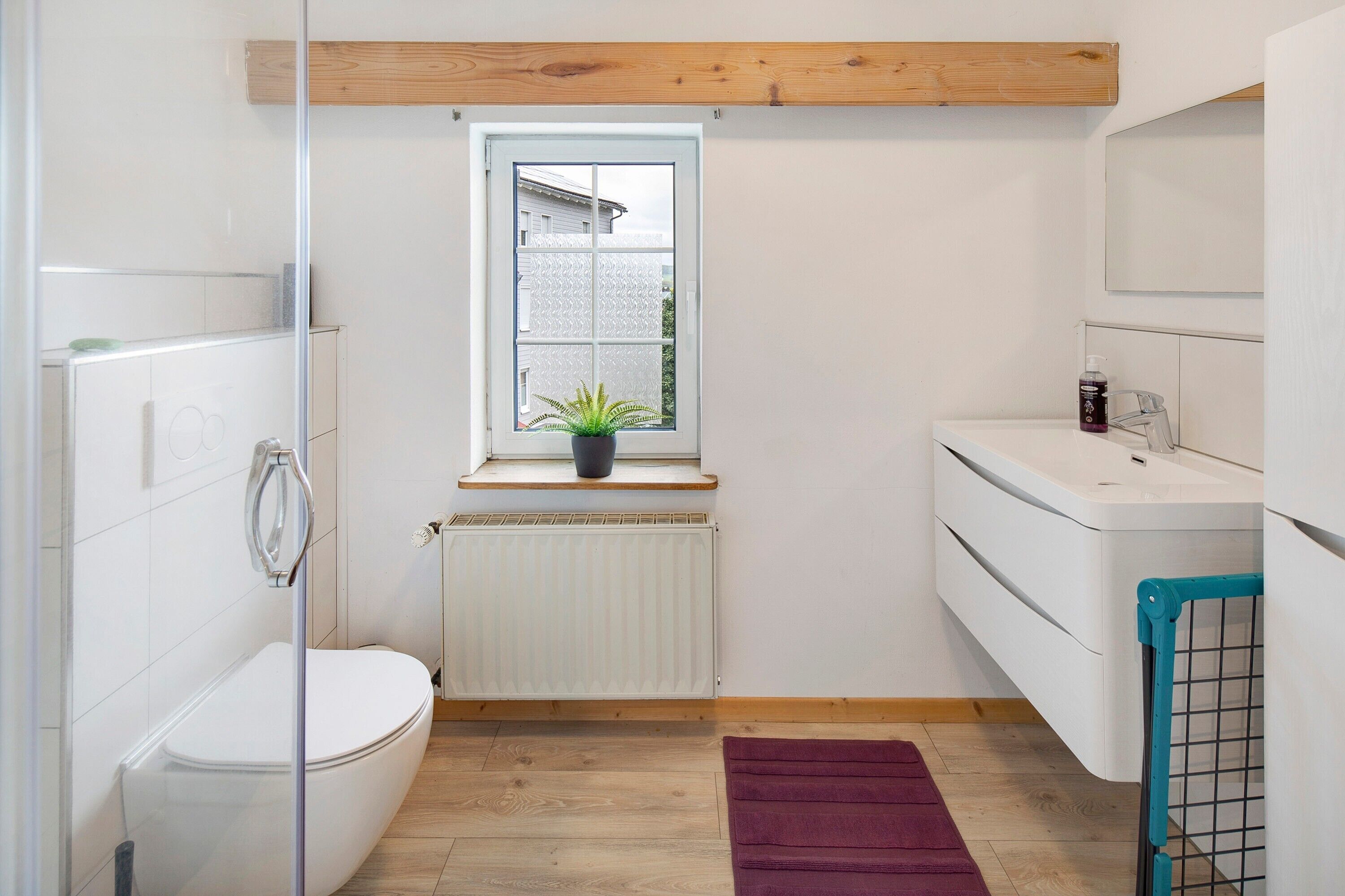 Dusche, kostenlose Toilettenartikel, Haartrockner, Handtücher