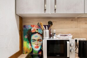 Jääkaappi, mikroaaltouuni, uuni, liesi