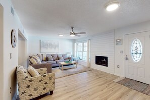 TV, fireplace - 2-story townhouse near the beach with deck, grill, patio, washer/dryer, & cable (Fort Walton Beach)