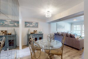 Dining - 2-story townhouse near the beach with deck, grill, patio, washer/dryer, & cable (Fort Walton Beach)