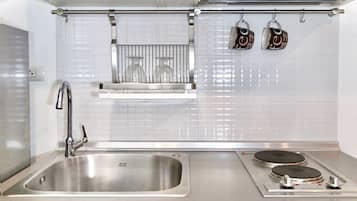 Køleskab, mikrobølgeovn, kogeplade, elkedel