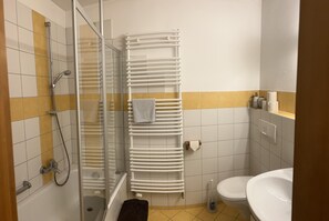 Badewanne, Haartrockner, Handtücher