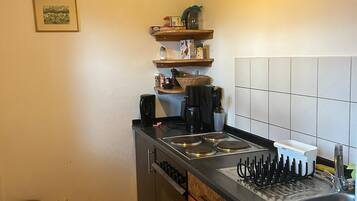 Kühlschrank, Ofen, Herdplatte, Wasserkocher mit Kaffee-/Teezubehör