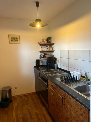 Kühlschrank, Ofen, Herdplatte, Wasserkocher mit Kaffee-/Teezubehör