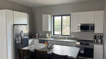 冰箱、微波炉、烤箱、炉灶