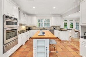 Fridge, microwave, oven, stovetop - Beautiful Family Home Located Near Sea Island (Saint Simons Island)