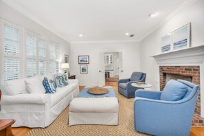 Smart TV, fireplace, DVD player, ping pong - Luxury, Mid Island Family Home, Private Pool, Close to Sea Island (Saint Simons Island)