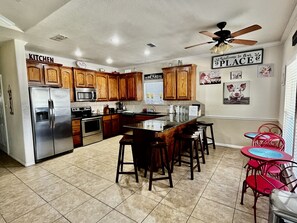 Frigorifero, microonde, forno, piano cottura