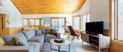 Fernseher, Kamin, Bücher