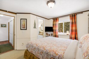 3 bedrooms, Internet, bed sheets - Secluded home with hot tub, firepit, & deck - peaceful location (Gold Bar)