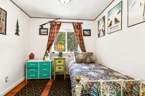 3 bedrooms, Internet, bed sheets - Secluded home with hot tub, firepit, & deck - peaceful location (Gold Bar)