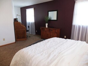 4 bedrooms, iron/ironing board, free WiFi, bed sheets