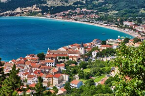 Eine Küstenstadt mit Gebäuden entlang des Strandes und Blick auf das Meer.