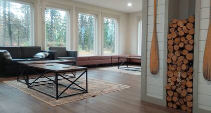 Quiet, private, retreat with waterview. Close to town. Pet friendly.