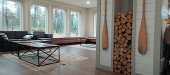 Quiet, private, retreat with waterview. Close to town. Pet friendly.