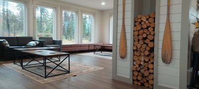 Quiet, private, retreat with waterview. Close to town. Pet friendly.