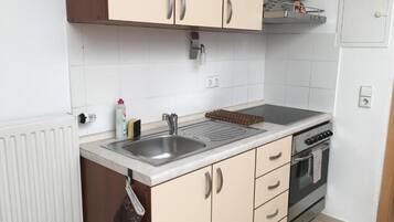 Kühlschrank, Mikrowelle, Ofen, Herdplatte