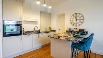 Een koelkast, een magnetron, een oven, een kookplaat