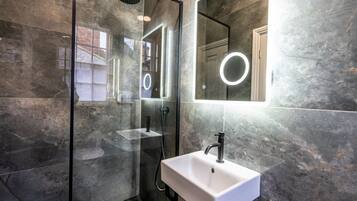 Een douche, een haardroger, handdoeken