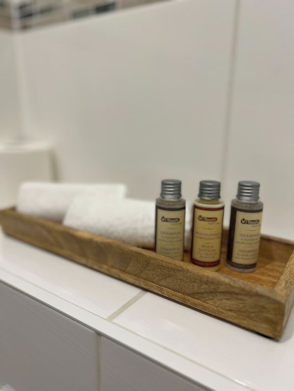 Economy Double Room, 1 King Bed, Non Smoking | Bathroom | Shower, rainfall showerhead, hair dryer, slippers