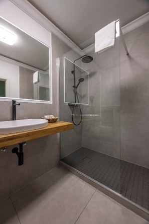 Standard Double Room, 1 Queen Bed, Non Smoking | Bathroom | Shower, rainfall showerhead, hair dryer, slippers
