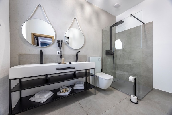 Luxury Suite, 1 King Bed, Non Smoking, Air conditioning | Room amenity