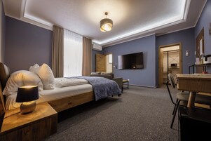 Luxury Suite, 1 King Bed, Non Smoking, Air conditioning | Room amenity