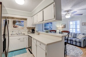 Kjøleskap, mikrobølgeovn, ovn og kokeplater