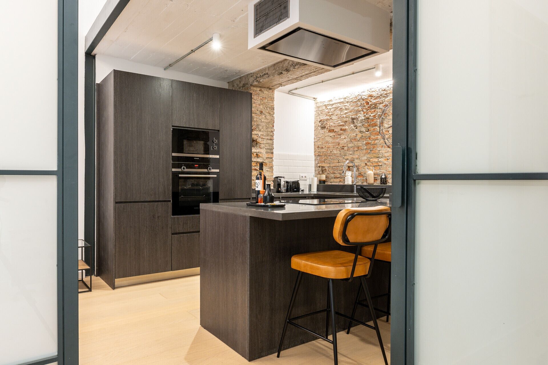 Een koelkast, een magnetron, een oven, een vaatwasser