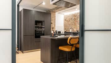 Een koelkast, een magnetron, een oven, een vaatwasser