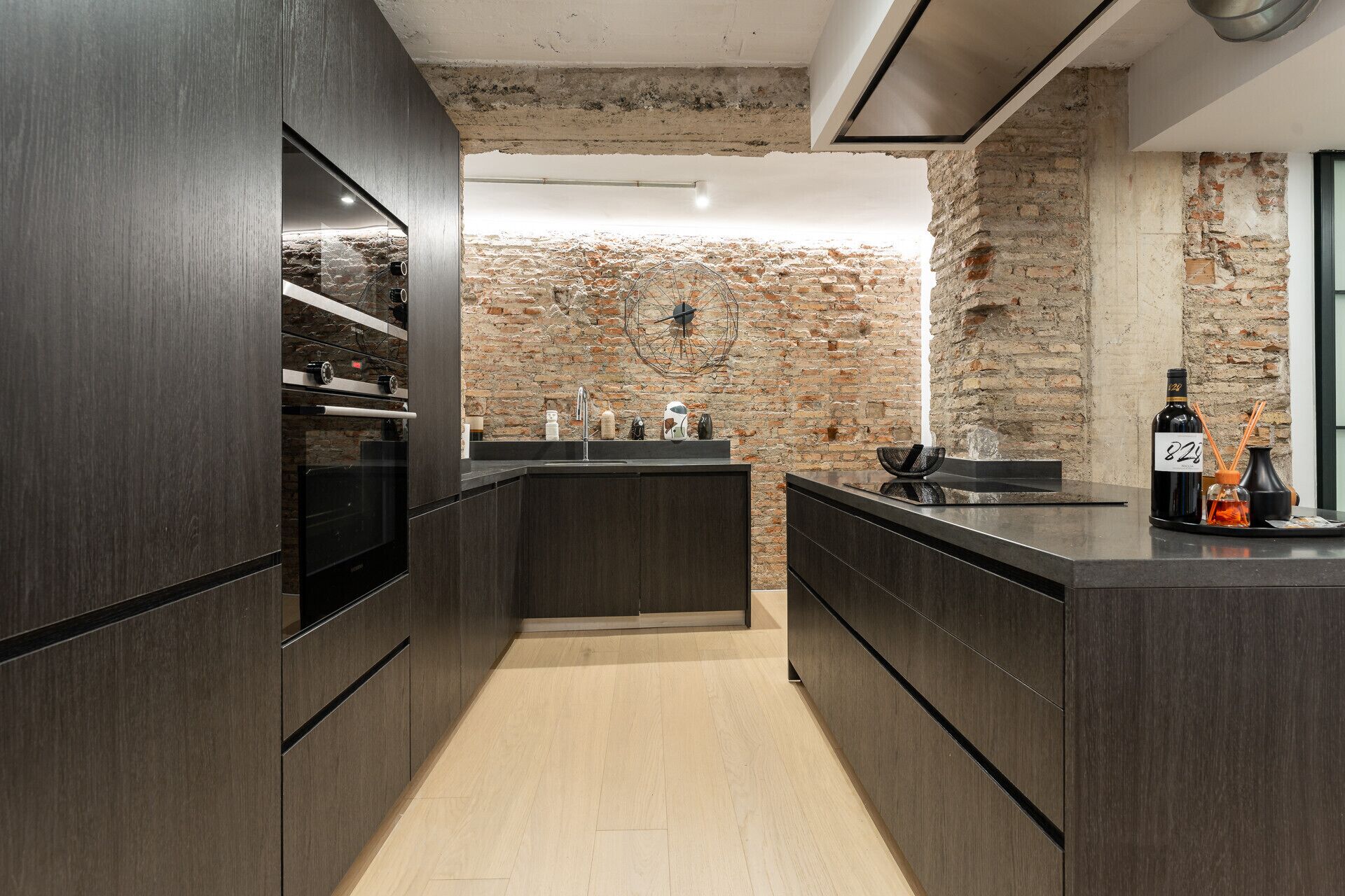 Een koelkast, een magnetron, een oven, een vaatwasser