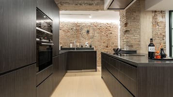 Een koelkast, een magnetron, een oven, een vaatwasser