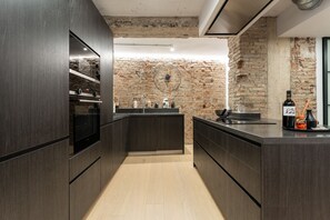 ثلاجة، ميكروويف، فرن، غسالة أطباق