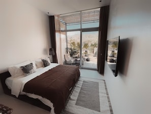 Free minibar, iron/ironing board, free WiFi